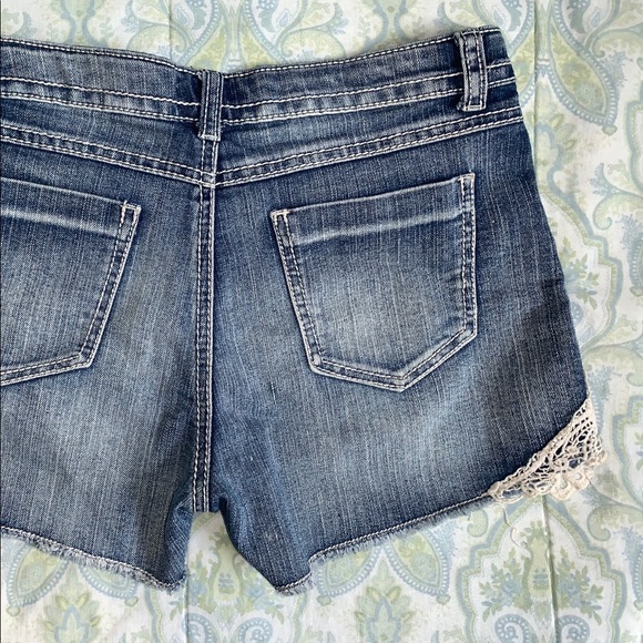 DENIM SHORTS WITH WHITE LACE DETAILS - Picture 3 of 3